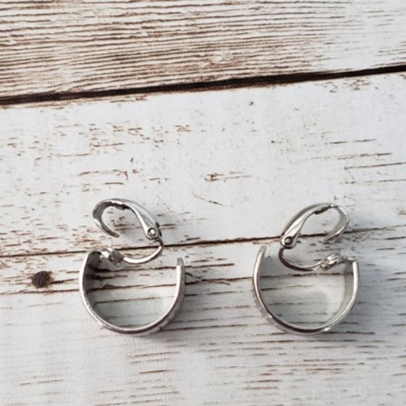 Vintage Clip On Earrings Square Pattern Chunky Silver Tone Hoops - Picture 3 of 4